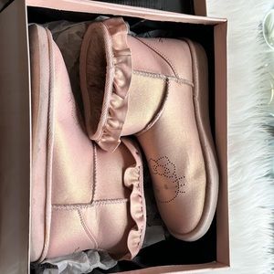 Hello kitty faux lined booties